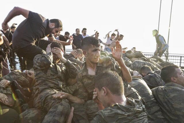 Fotoğraflarla teslim olan Türk askerleri
