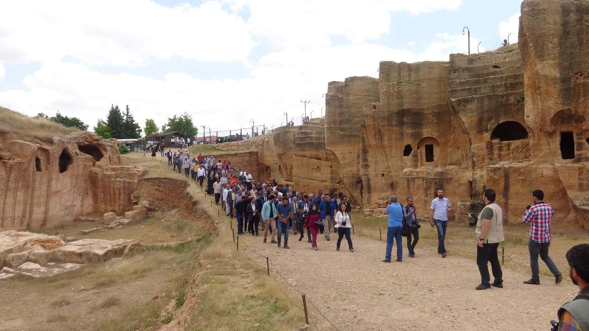 Kuzey Kürdistan'daki 1400 yıllık galeri mezar ilk defa ziyaretçilere açıldı