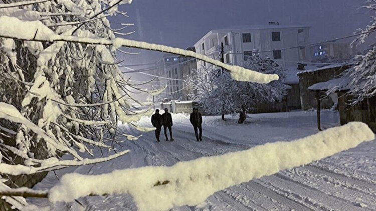 Van'da kar ve sağanak  nedeniyle eğitime 1 gün ara verildi