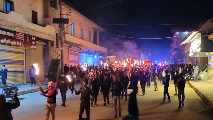 Şehîdên Cindirêsê bi meşeke bêdeng û hilgirtina agirê Newrozê hatin bibîranîn