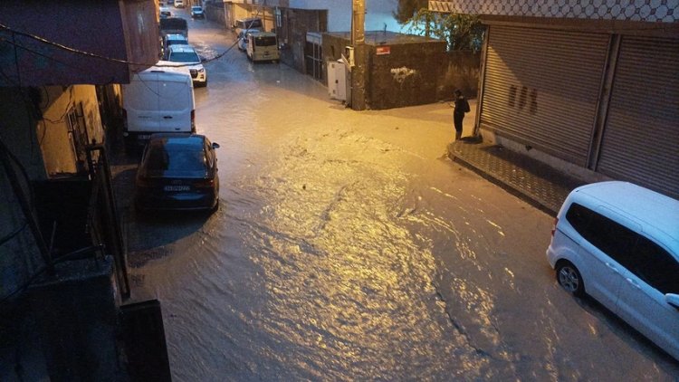 Cizre’de sağanak; Cadde ve sokaklar göle döndü