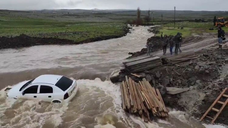 Urfa'da sel suları otomobili dereye sürükledi, yolcular kıl payı kurtuldu