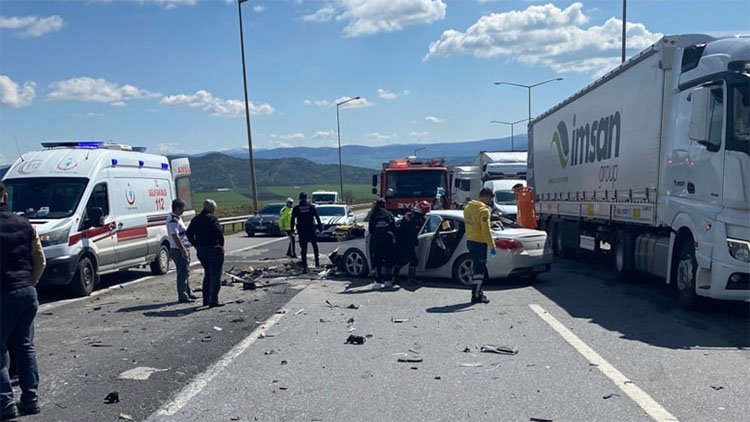 Li Dîlokê otomobîlek û barhilgirek li hev qelibîn: 2 mirî û 2 birîndar