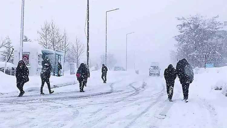 Bitlis'te eğitime kar engeli!