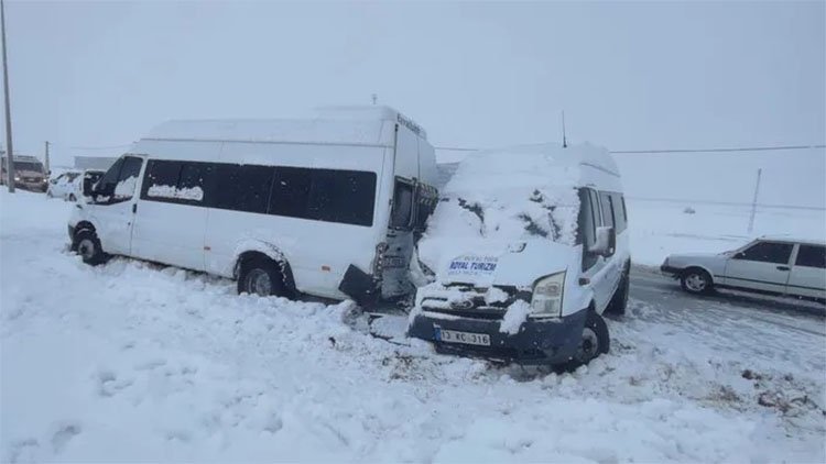Bitlis'te zincirleme kaza! 10 araç birbirine girdi: 16 yaralı!