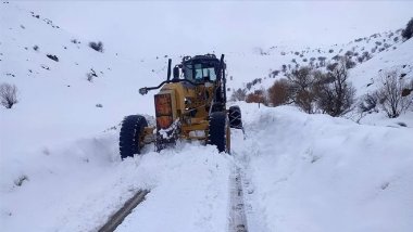 Van, Muş ve Bitlis'te çok sayıda köy yolu kardan kapandı