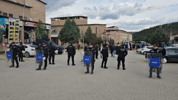 Siirt'te muhtarlık kavgası: 1'i polis, 8 yaralı