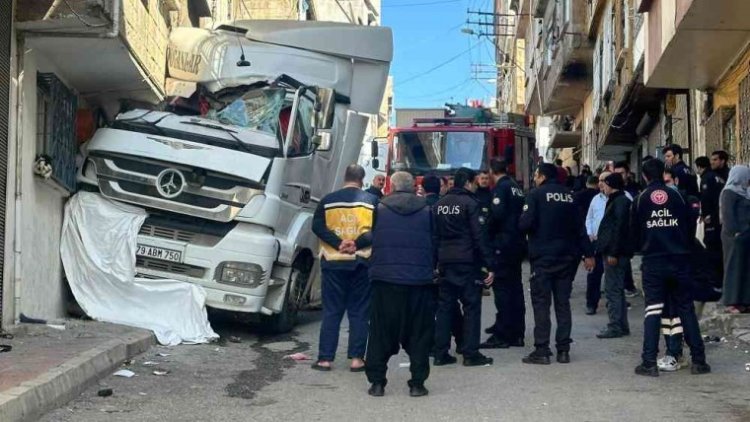 Antep: Freni boşalan TIR evinin önünde oturan kadını ezdi