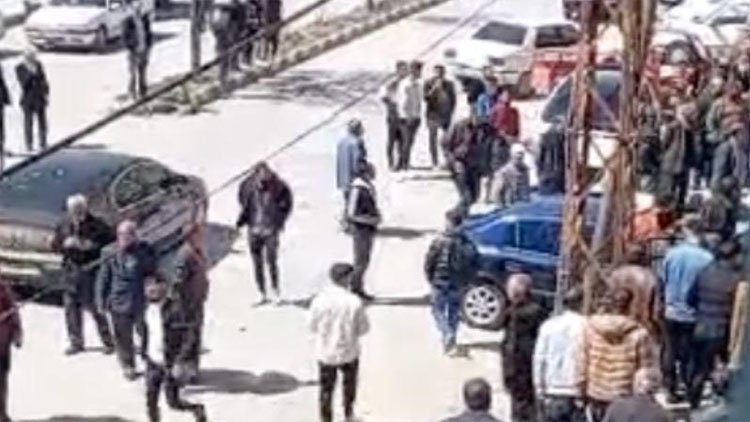 Erciş'te 'muhtarlık kavgası': İki aile sokak ortasında birbirine girdi