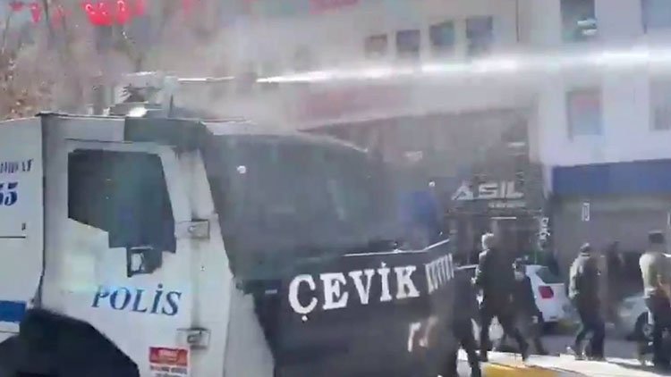 Van'da protestolara polis müdahalesi