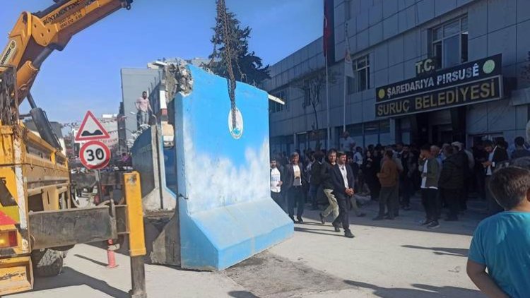 Suruç Belediyesinin önündeki beton bloklar kaldırıldı