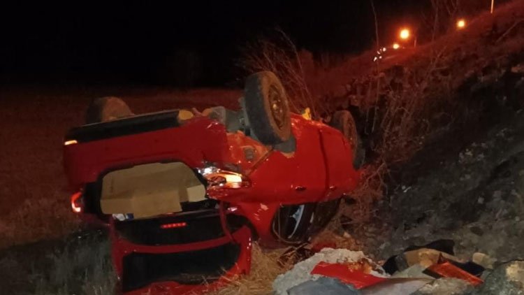 Erzincan'da feci kaza... Şarampole devrilen otomobildeki 7 kişi yaralandı