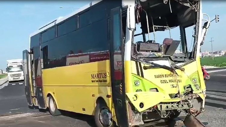 Mardin'de midibüs ile TIR çarpıştı: 18 yaralı