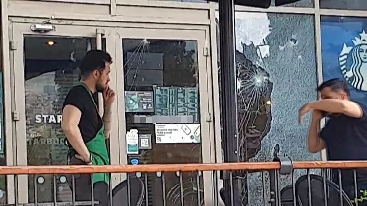 Starbucks şubesine taşlı saldırı