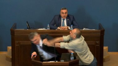Gürcistan'da'yabancı ajan' kaosu: Mecliste yumruklu kavga