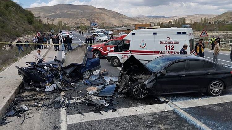 Li Meletiyê 2 otomobîl li hev qelibîn: 3 mirî, 5 birîndar