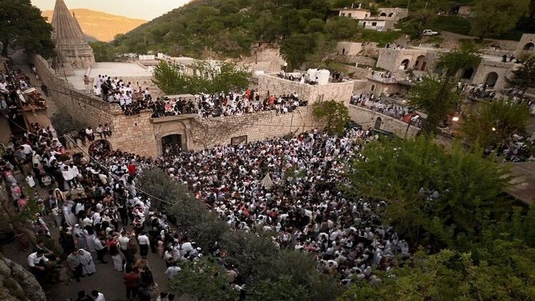 Bi hezaran Kurdên Êzidî li Lalişê Cejna Çarşema Sor pîroz dikin