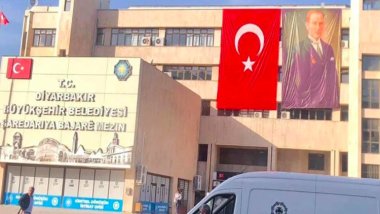 Diyarbakır Büyükşehir Belediye binasına Türk bayrağı ve Atatürk fotoğrafı asıldı