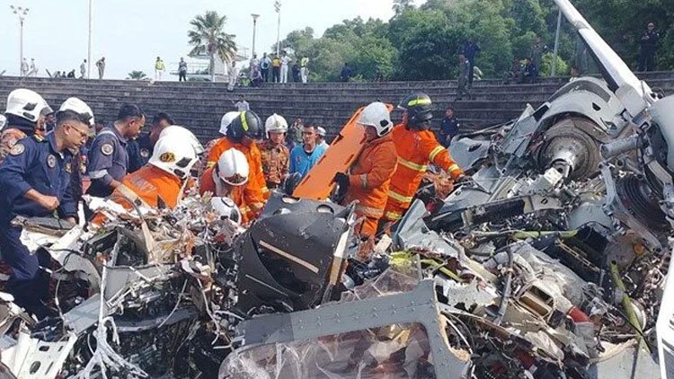 Malezya'da Feci Kaza' Donanmaya Ait Helikopterler Havada Çarpıştı