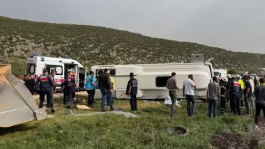 Antep'te yolcu midibüsü devrildi: 1 ölü, 17 yaralı