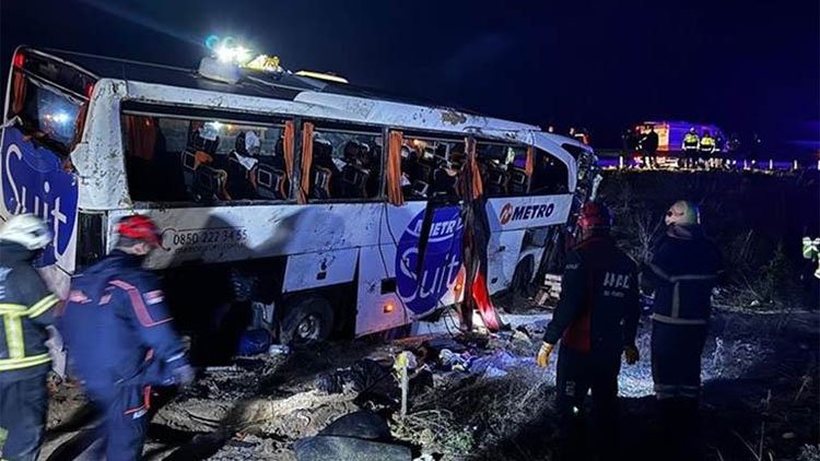 Otobusa rêwiyan qulibî: Mirî û bi dehan birîndar hene