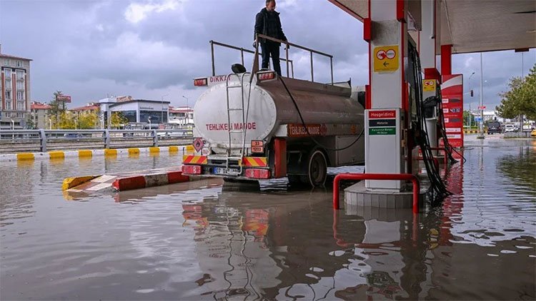 Van'ı sağanak vurdu: Yollar göle döndü, iş yerlerini su bastı