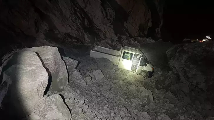 Hakkari-Çukurca kara yolunda heyelan