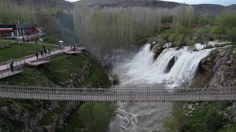 Van'da sağanak sonrası Muradiye şelalesi coştu