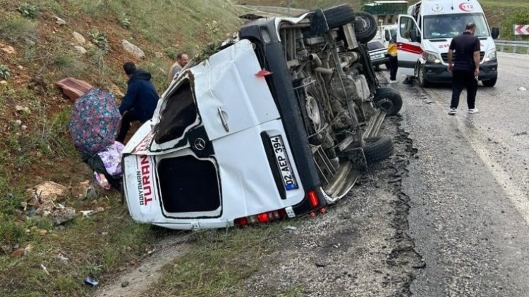 Malatya'da yolcu minibüsü devrildi: 12 yaralı