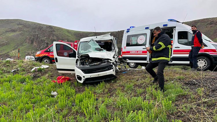 Ağrı'da feci kaza: 1'i bebek 2 ölü, 5 yaralı