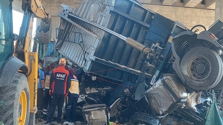 Urfa'da tır viyadükten düştü: 2 ölü