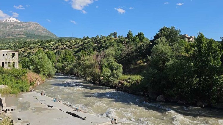 Nehre giren baba ve oğlu boğularak hayatını kaybetti