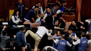 Tayvan meclisi birbirine girdi: Milletvekili belgeleri alıp kaçtı!