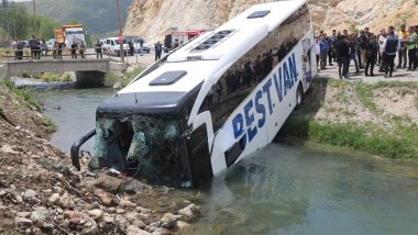 Bitlis'te yolcu otobüsü dereye uçtu: 7 yaralı