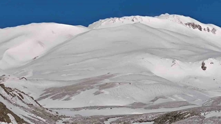 Süphan Dağı Mayıs ayında beyaza büründü