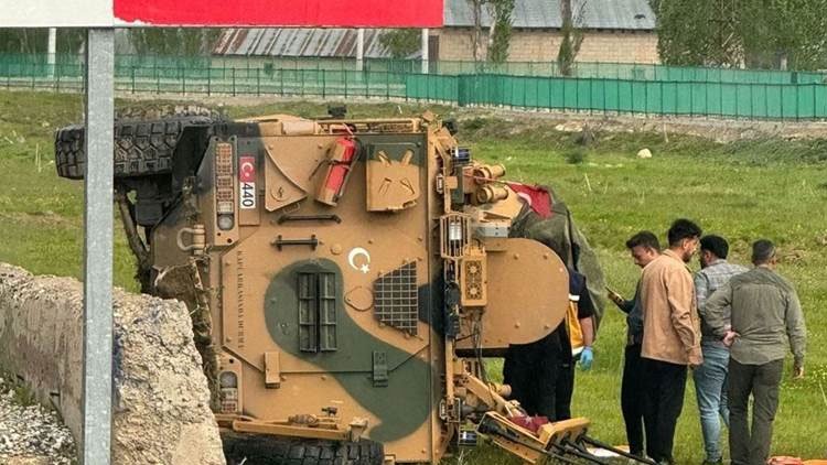 Askeri araç şarampole yuvarlandı: 2 asker yaralandı