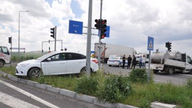 Kars'ta otomobil ile kamyonet çarpıştı: 5 kişi yaralandı