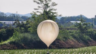 Kore'de 'balon savaşı' büyüyor