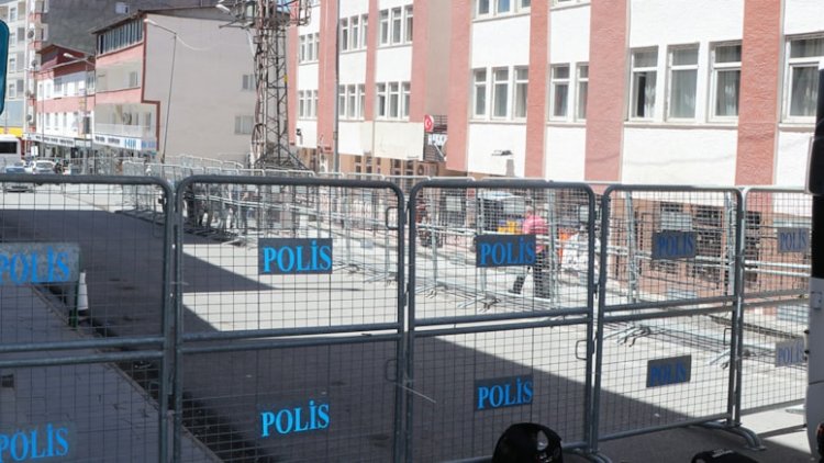 Hakkari'de belediye caddesi kapatıldı