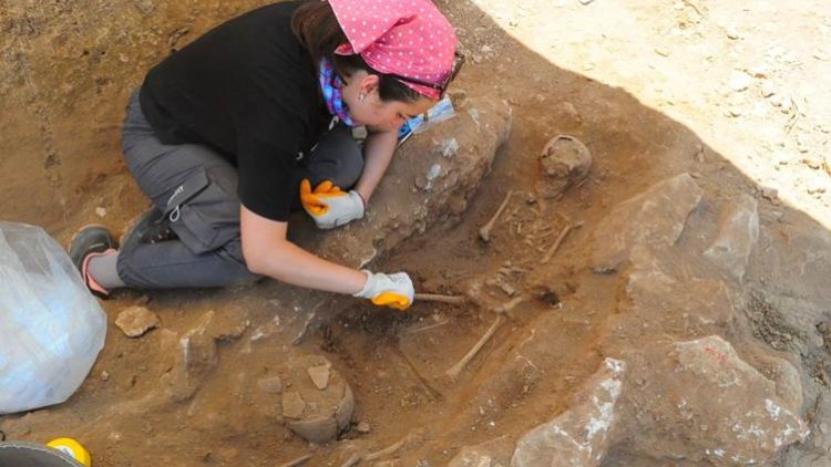 Diyarbakır'da eski taş ocağındaki kazıda 60 çocuk mezarı bulundu