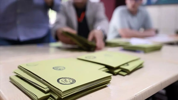 Son seçim anketi: Barajı  üç parti geçiyor