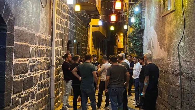 Amed: Bi çekan êrişî 2 kafeyan hat kirin