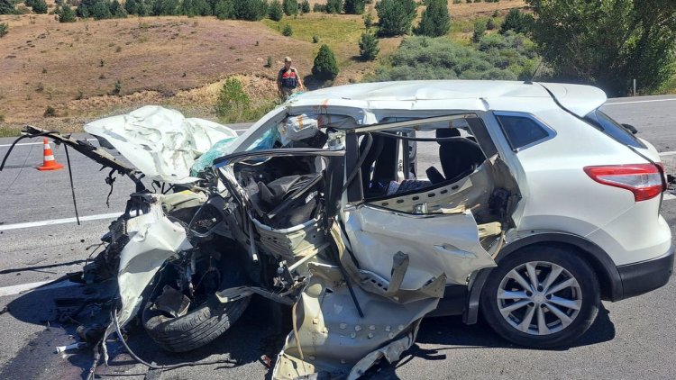 Erzincan'da iki otomobil çarpıştı: 3 ölü, 4 yaralı