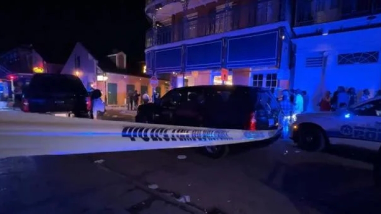 ABD'nin New Orleans kentinde bir araç kalabalığa daldı: Ölü ve yaralılar var