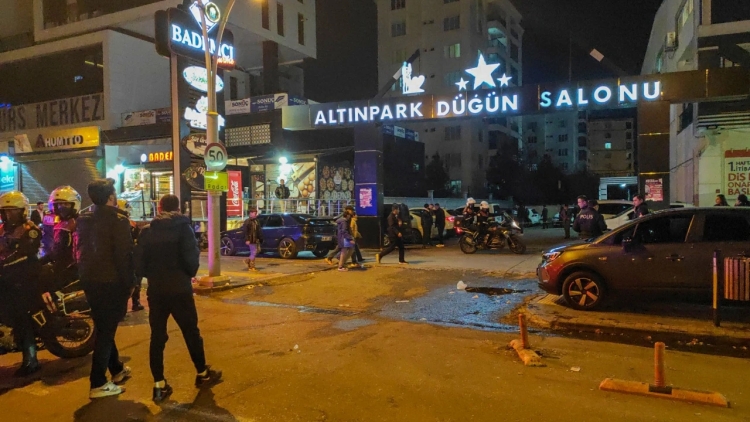 Diyarbakır'da düğün salonu önünde silahlı kavga: Üç yaralı