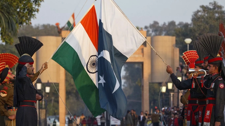 Pakistan ile Hindistan savaşın eşiğinde