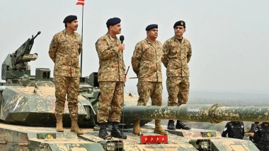 Perde arkasında kalmayı tercih eden Pakistan'ın  en güçlü adamı Hindistan'la yüzleşmek için meydana çıktı