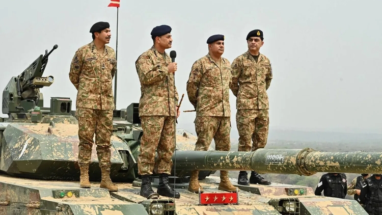 Perde arkasında kalmayı tercih eden Pakistan'ın en güçlü adamı Hindistan'la yüzleşmek için meydana çıktı