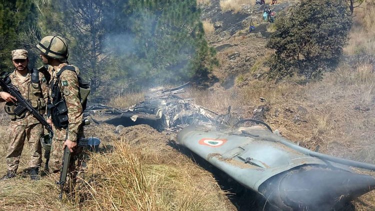 Pakistan güvenlik kaynakları: Hindistan'a ait 5 savaş uçağı düşürüldü