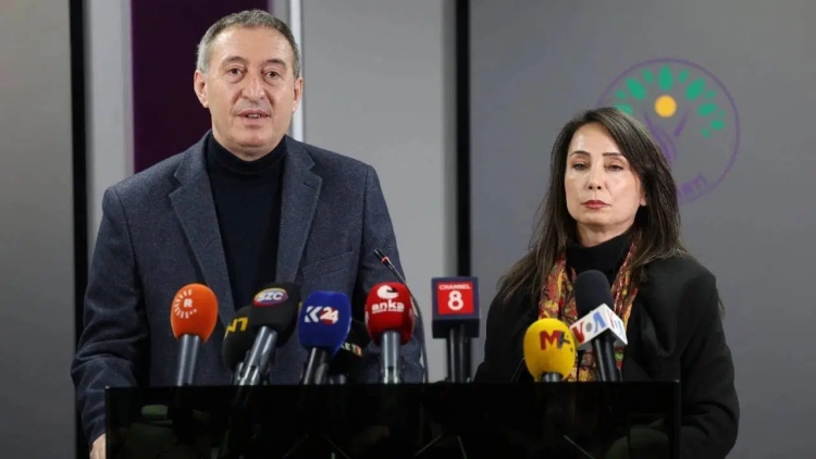 DEM Parti Eş Genel Başkanlarından CHP'li belediyelere operasyon açıklaması